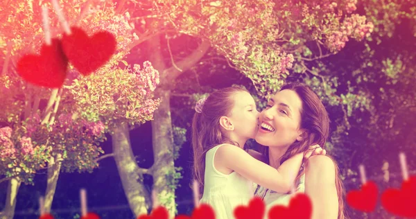 Madre e figlia che si abbracciano — Foto Stock