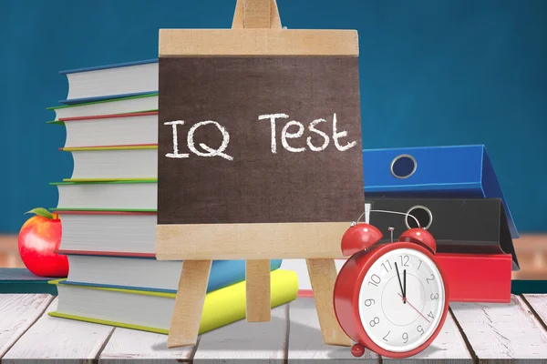 Тест на IQ против красного яблока — стоковое фото