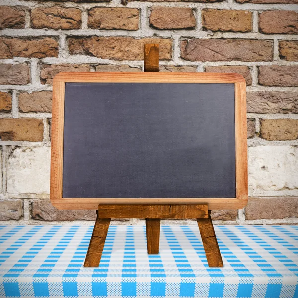Schoolbord tegen foto van muur — Stockfoto