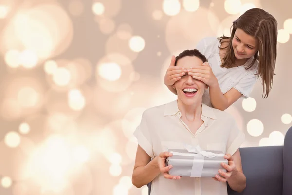 Figlia dando madre presente — Foto Stock