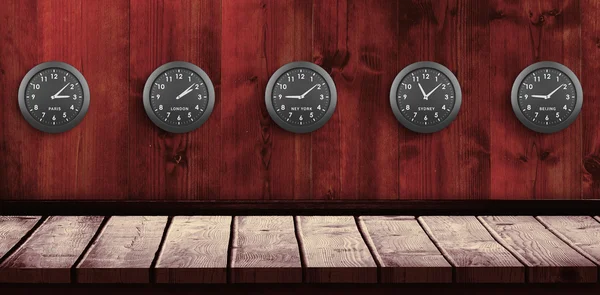 Cinco relógios pretos pendurados na parede — Fotografia de Stock