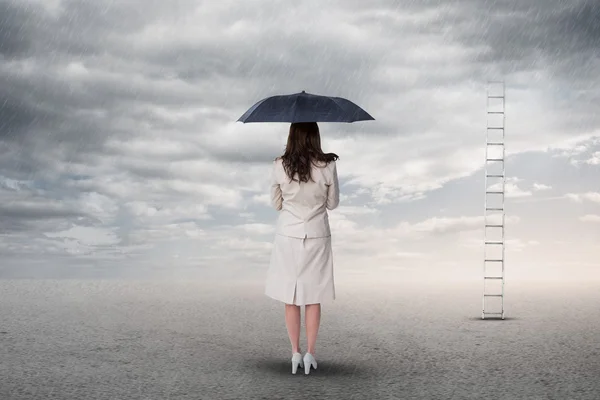 Empresária segurando guarda-chuva — Fotografia de Stock