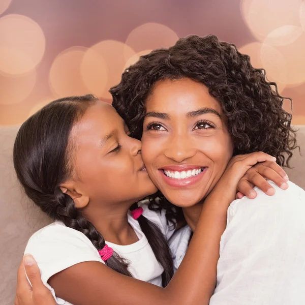 Mor och dotter håller varandra — Stockfoto