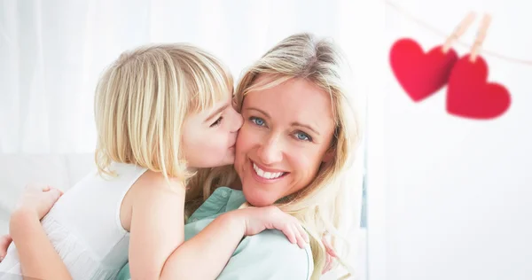 Mère et fille se tenant l'une l'autre — Photo