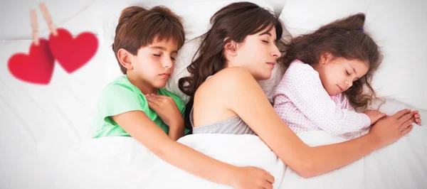 Moeder en kinderen slapen op bed — Stockfoto