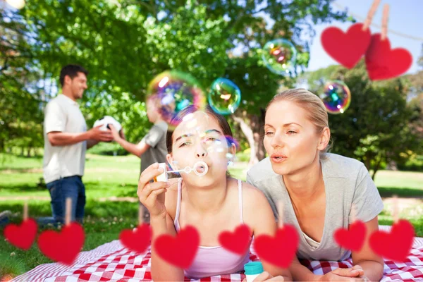 Familia feliz haciendo burbujas — Foto de Stock