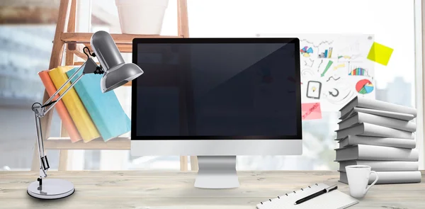 Schreibtisch mit Computer und Schulgegenständen — Stockfoto
