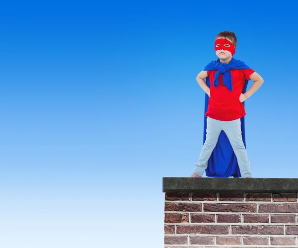 Băiat mascat pretinde a fi supererou — Fotografie, imagine de stoc