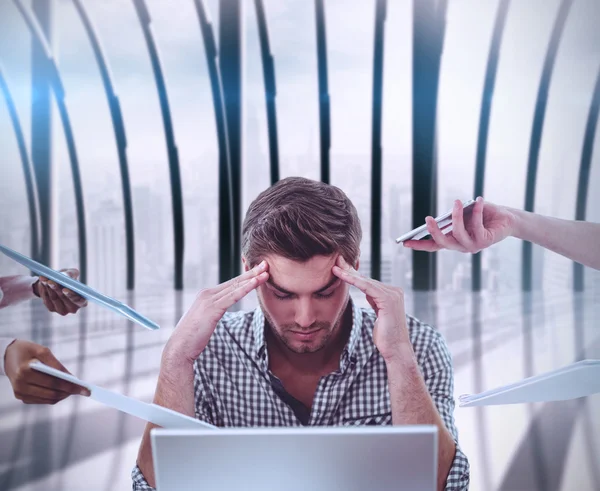 Uomo d'affari stressato sul lavoro — Foto Stock