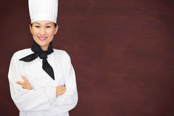Mutfakta gülümseyen kadın aşçı — Stok fotoğraf