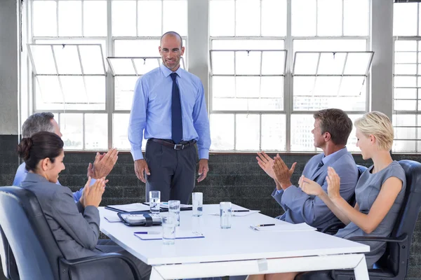 Mensen uit het bedrijfsleven applaudisseren tijdens vergadering — Stockfoto