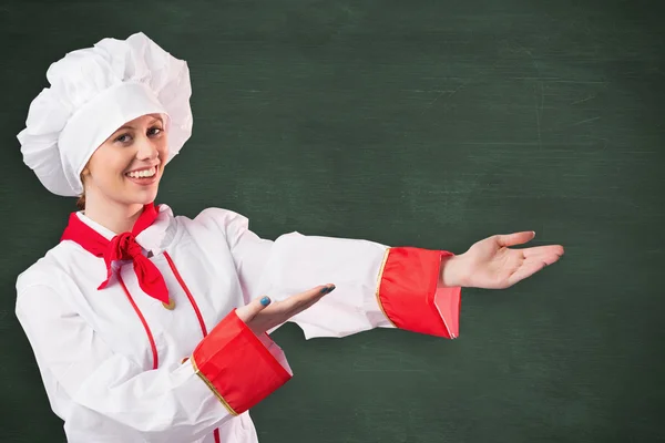 Mooie chef-kok presenteert met handen — Stockfoto