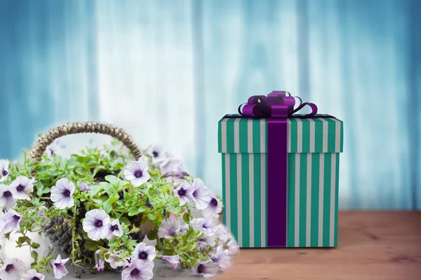 Zusammengesetztes Bild von blauer und silberner Geschenkbox — Stockfoto