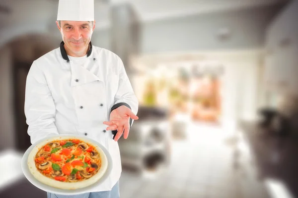 Composietbeeld van chef-kok heerlijke pizza weergeven — Stockfoto