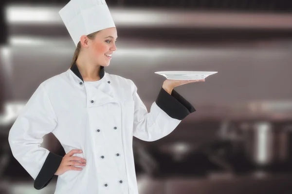 Female chef looking at plate — Stock Photo, Image