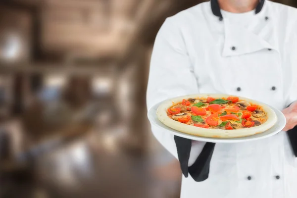 Złożony obraz męskiego szef kuchni oferuje pizzę — Zdjęcie stockowe