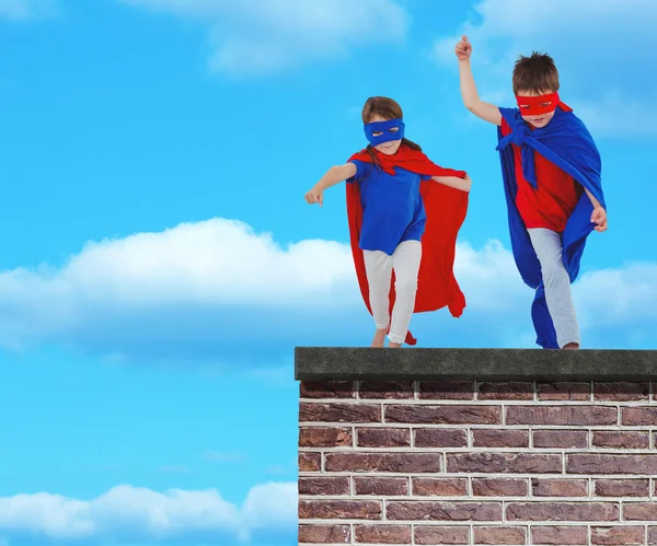 Gemaskerde kinderen walking voorwenden om superhelden — Stockfoto