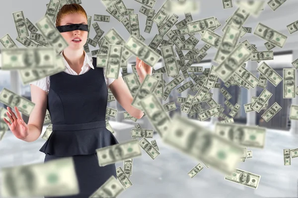 Samengestelde afbeelding van roodharige zakenvrouw in een blinddoek — Stockfoto