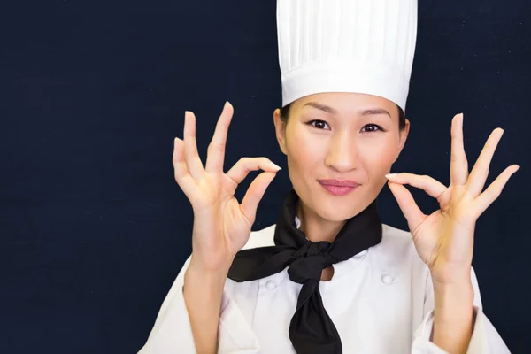 Sorridente cozinheiro feminino gestos ok sinal — Fotografia de Stock