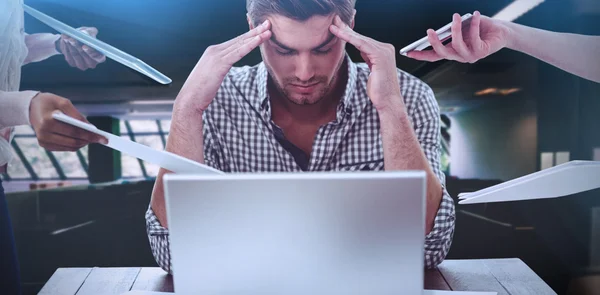 Uomo d'affari stressato sul lavoro — Foto Stock