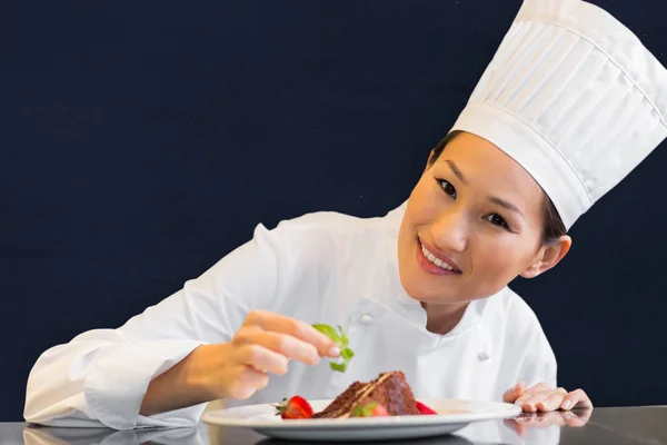 Marineblauw tegen lachende vrouwelijke chef-kok — Stockfoto