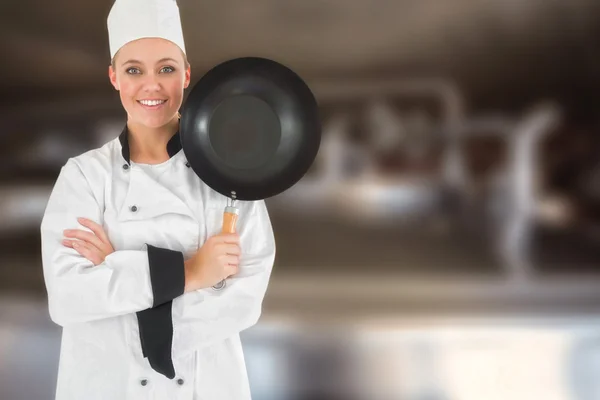 Femme chef avec bras croisés tient poêle à frire — Photo