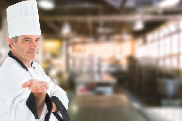 Mannelijke chef-kok presenteert een onzichtbare product — Stockfoto