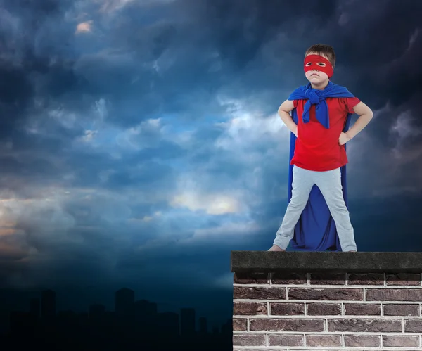 Maskerade pojke låtsas vara superhjälte — Stockfoto