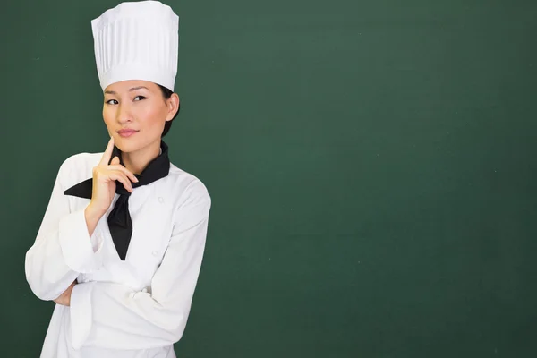 Cozinheiro feminino pensativo na cozinha — Fotografia de Stock