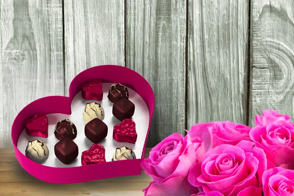 Imagen compuesta de caja en forma de corazón de caramelo — Foto de Stock
