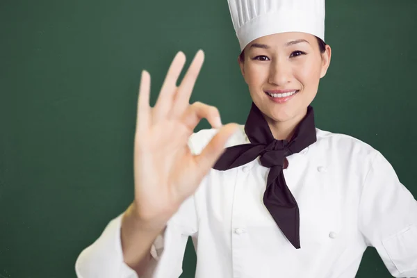 Sonriente hembra cocinero gesto bien signo — Foto de Stock