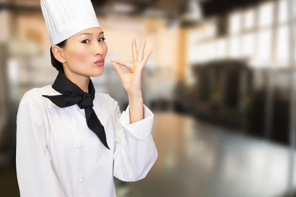 Lachende vrouwelijke kok in de keuken — Stockfoto