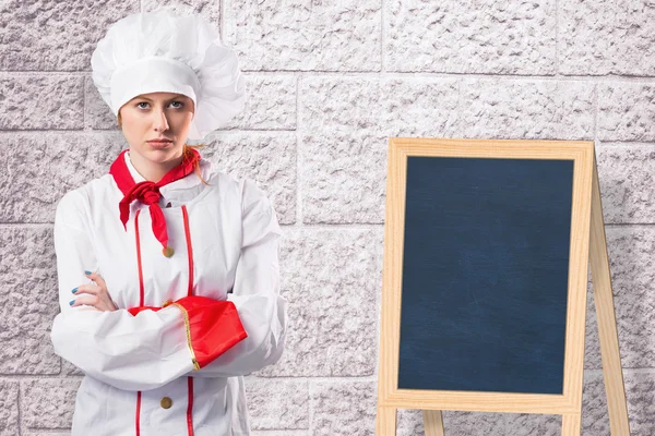 Mooie chef-kok permanent met gekruiste armen — Stockfoto