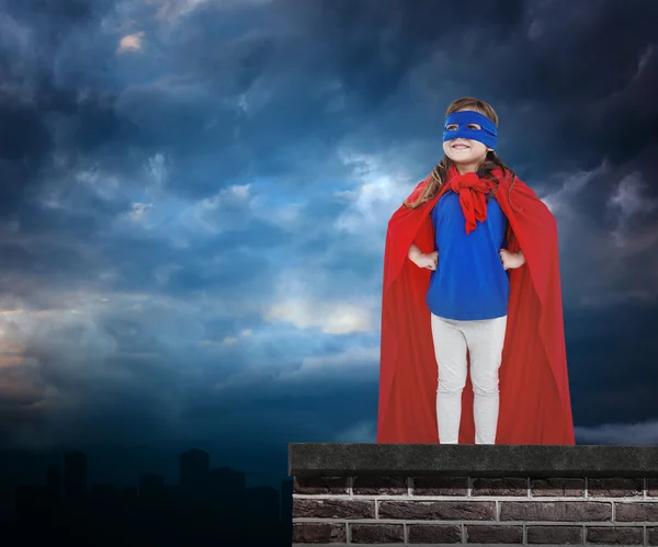 戴面具的女孩假装自己超级英雄 — 图库照片