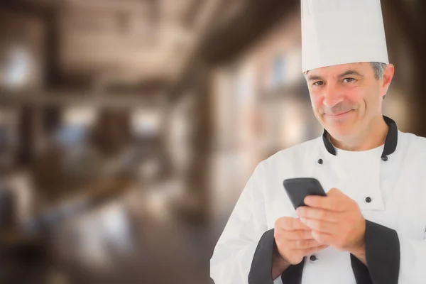 Gelukkig chef-kok bedrijf mobiele telefoon — Stockfoto