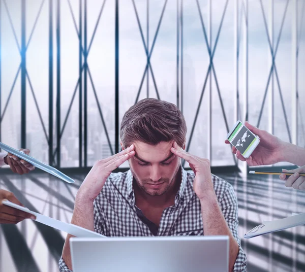 Zakenman gestrest op het werk — Stockfoto