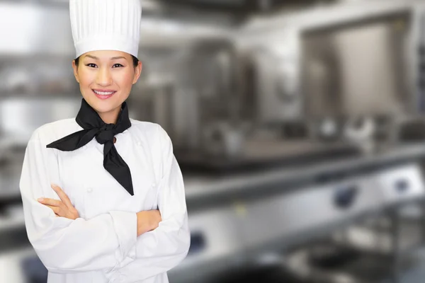 Lachende vrouwelijke kok in de keuken — Stockfoto