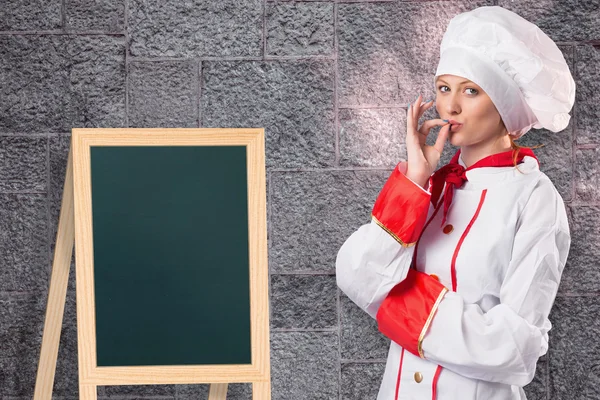 Pretty chef standing with arms crossed — Stock Photo, Image