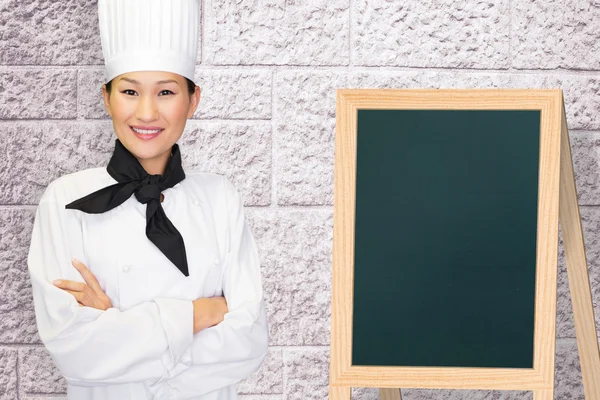 Sorridente cozinheiro feminino na cozinha — Fotografia de Stock