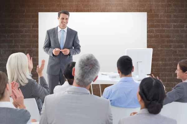 Jonge collega's met behulp van de laptop in een vergadering — Stockfoto