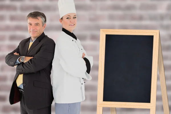 Cozinhar posando com um homem de negócios — Fotografia de Stock