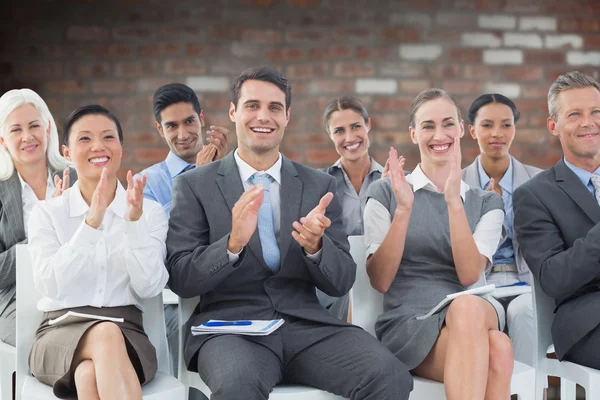 Jonge collega's met behulp van de laptop in een vergadering — Stockfoto