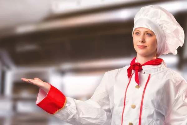 Mooie chef-kok permanent met handen uit — Stockfoto