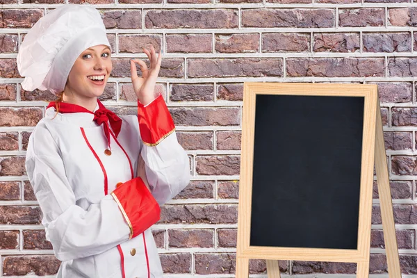 Pretty chef standing with arms crossed — Stock Photo, Image