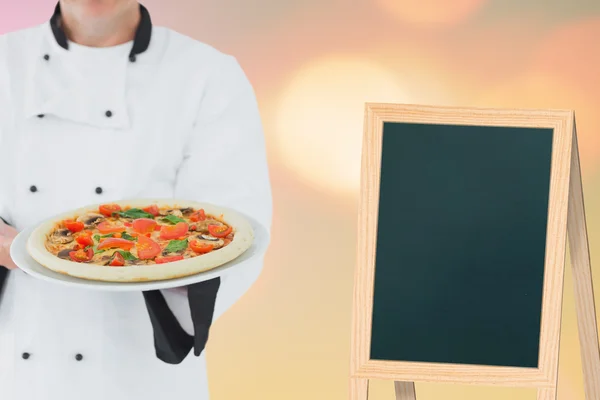 Imagem composta de chef masculino oferecendo pizza — Fotografia de Stock