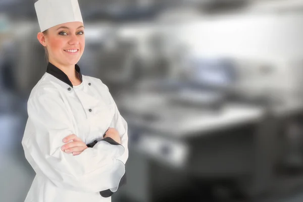 Joyeuse chef féminine avec les bras croisés — Photo