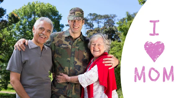 Retrato de homem do exército com pais — Fotografia de Stock