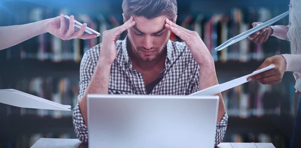 Affärsman som stressad på jobbet — Stockfoto