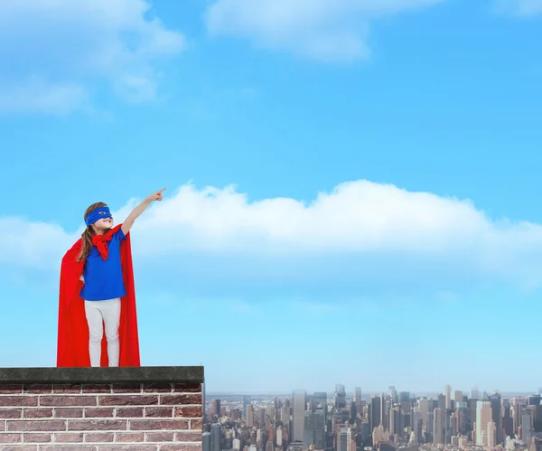 Menina mascarada fingindo ser super-herói — Fotografia de Stock