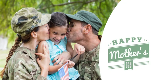 Armia rodziców całuje córkę — Zdjęcie stockowe